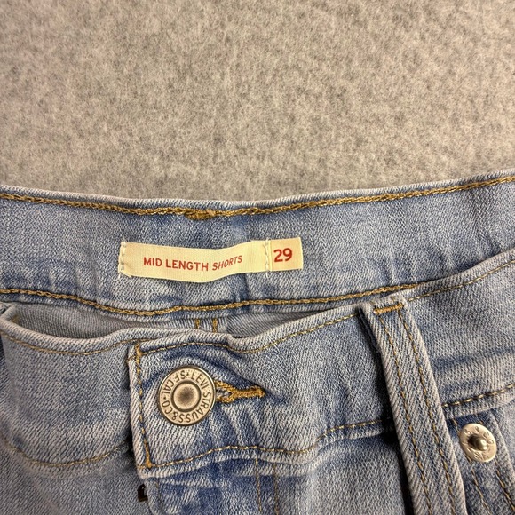 Levis Mid Length Shorts Women 29 Light Wash Excellent Cuffed Denim Jean 4 Inseam - Picture 2 of 10